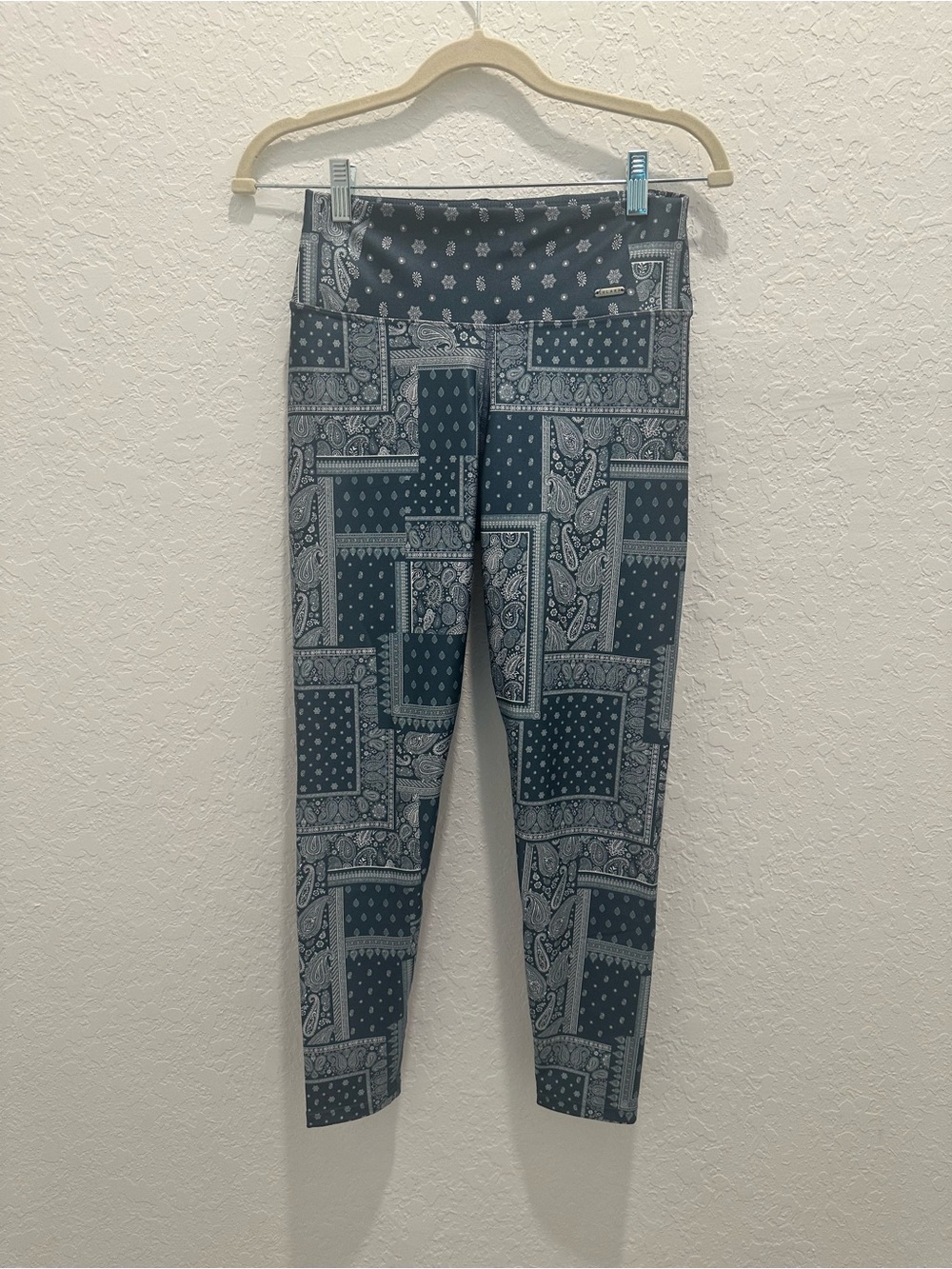 NWOT Sulara Leggings in dusty blue with paisley print